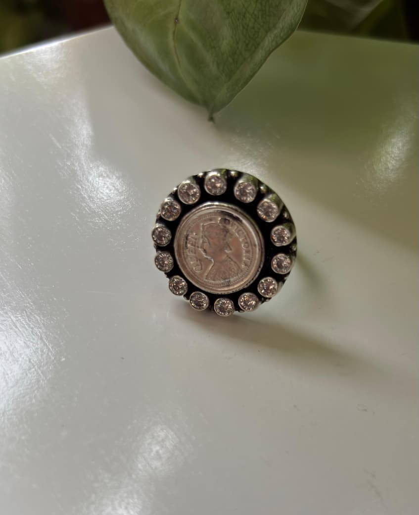 Heritage Queen Victoria Coin Ring – Diamond White Cut Stones