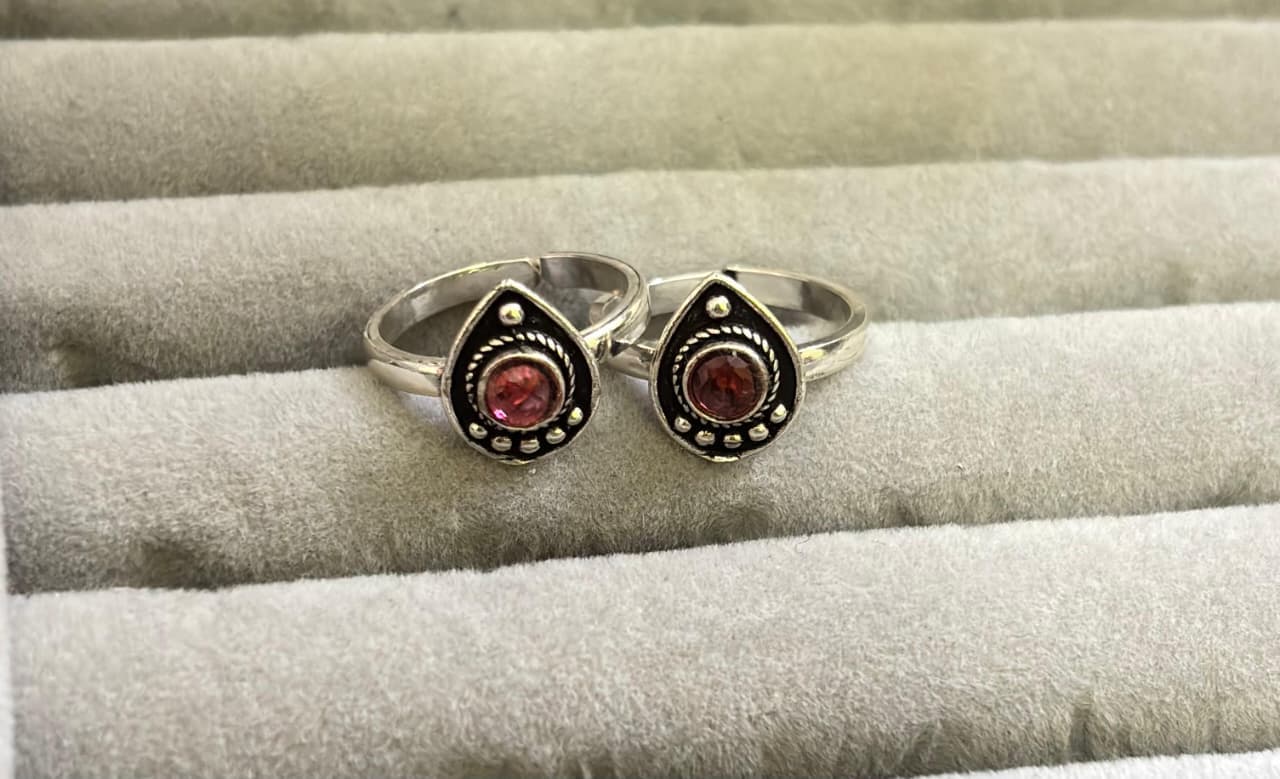 Crimson Glow Toe Ring