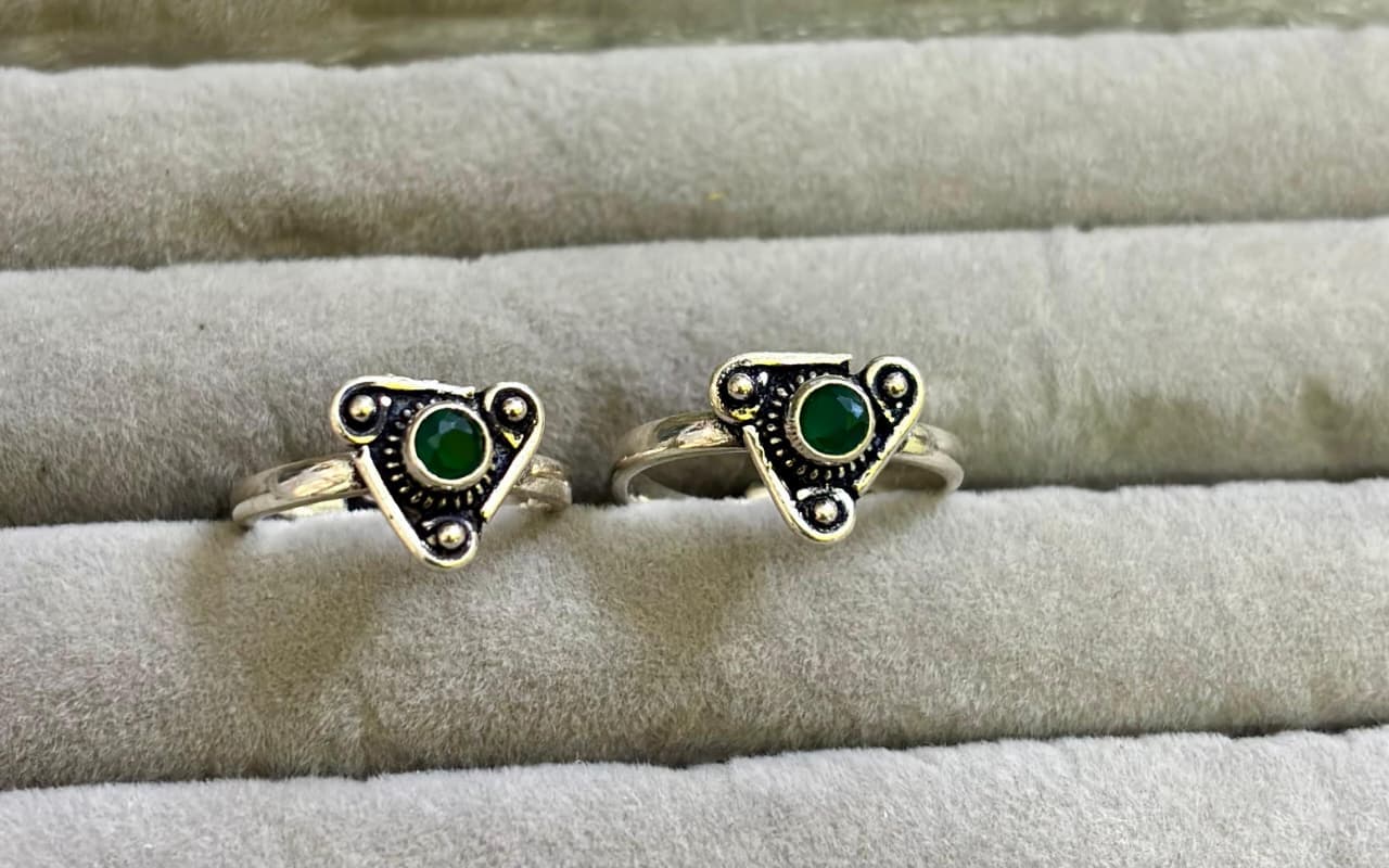 Mystic Triangle Toe Ring